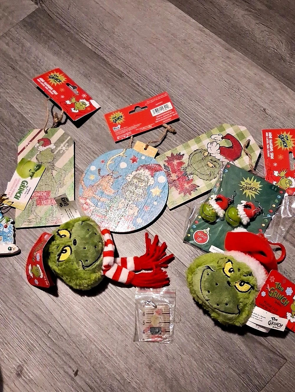 BNWT Bundle Of Dr. Seuss The Grinch Holiday Ornament & Accessory Assortment- 8